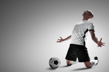 Futbolcu kutlaması beyaz arkaplanda izole edildi