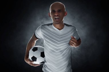 Koyu arkaplanda futbolcu