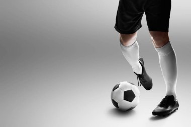 Beyaz arka plan üzerinde izole futbolcu
