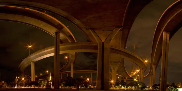 Unter der Brücke am Abend. — Stockfoto