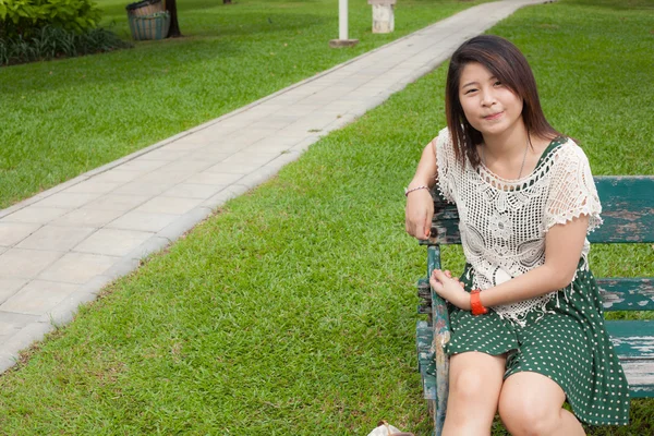 Retrato bonito menina no parque — Fotografia de Stock