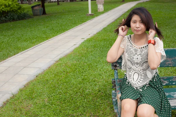 Retrato bonito menina no parque — Fotografia de Stock