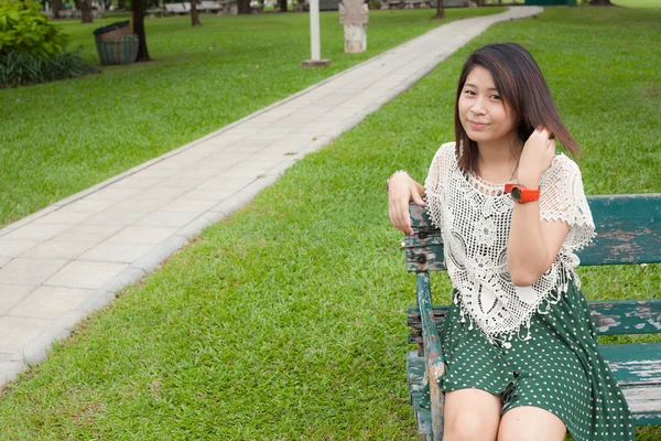 Retrato bonito menina no parque — Fotografia de Stock