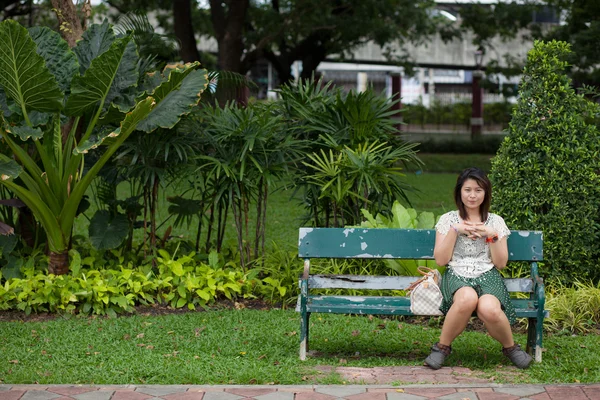 Portrait fille mignonne dans le parc — Photo