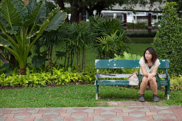 Portret schattig meisje in park — Stockfoto