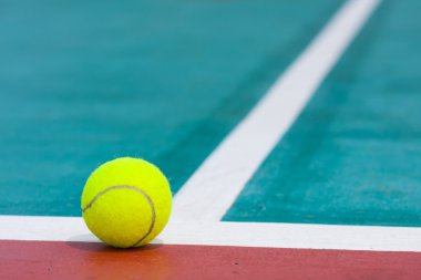 Sahada tenis topu.