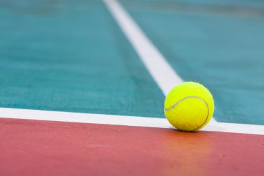 Sahada tenis topu.
