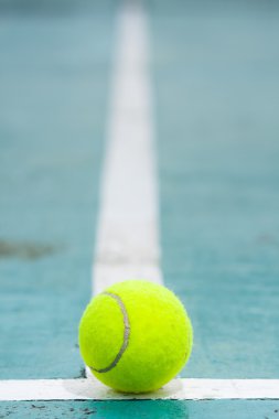 Sahada tenis topu.