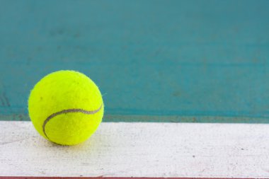 Sahada tenis topu.