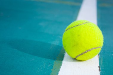 Sahada tenis topu.