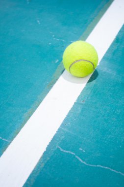 Sahada tenis topu.