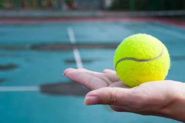 Tenis yandan olduğunu.