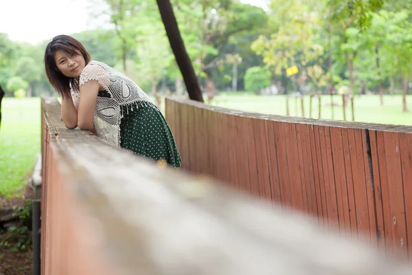 Portrait fille mignonne dans le parc — Photo