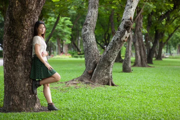 Porträtt söt flicka i park — Stockfoto
