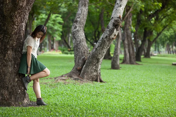 Retrato bonito menina no parque — Fotografia de Stock