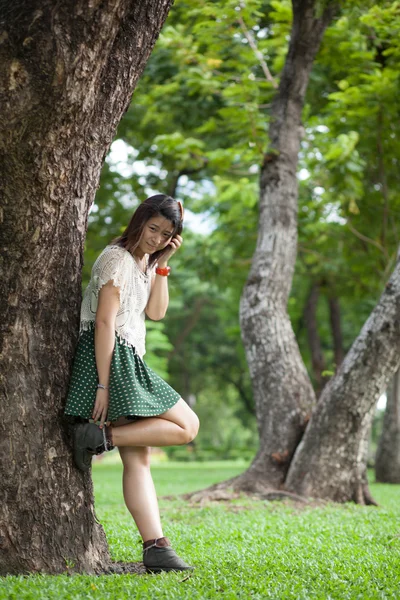 Retrato linda chica en parque —  Fotos de Stock