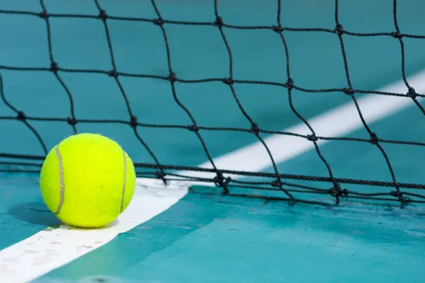 Tennisbal op het veld. — Stockfoto