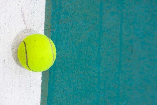 Теннисный мяч на поле . — стоковое фото