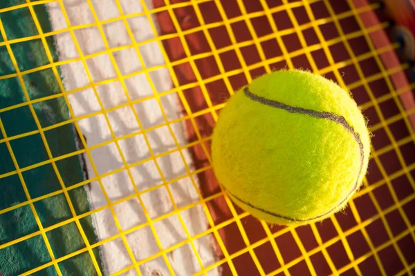 Теннисный мяч и ракетка. — стоковое фото