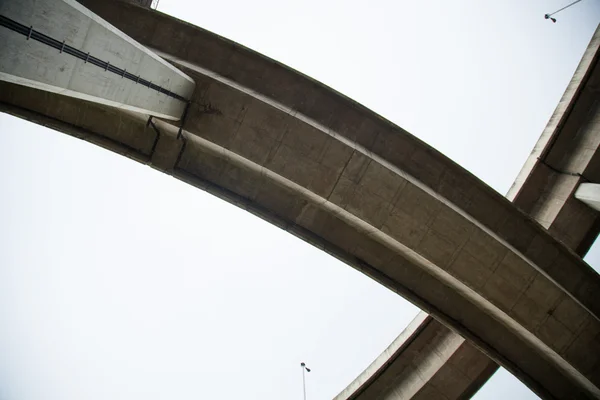 Kurvenbrücke. — Stockfoto