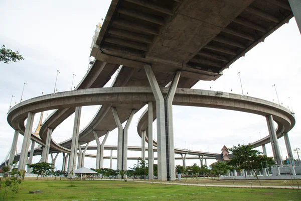 Slingrande kurva bridge. — Stockfoto