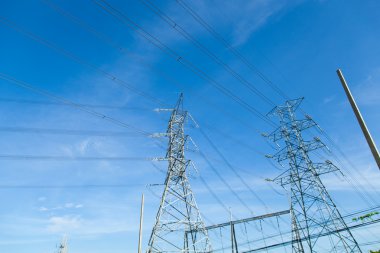 yüksek gerilim kuleleri.