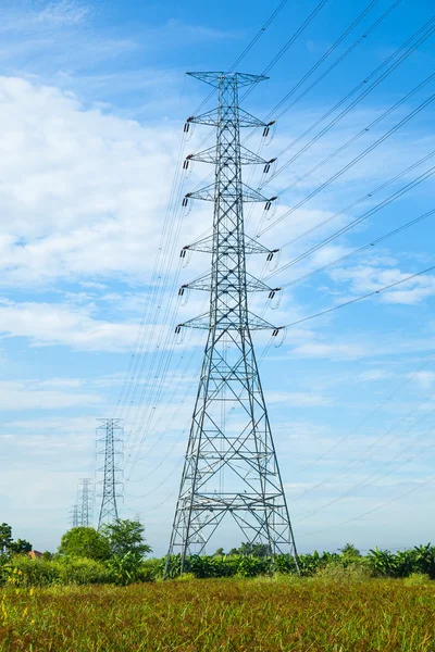 Torres de alto voltaje . —  Fotos de Stock