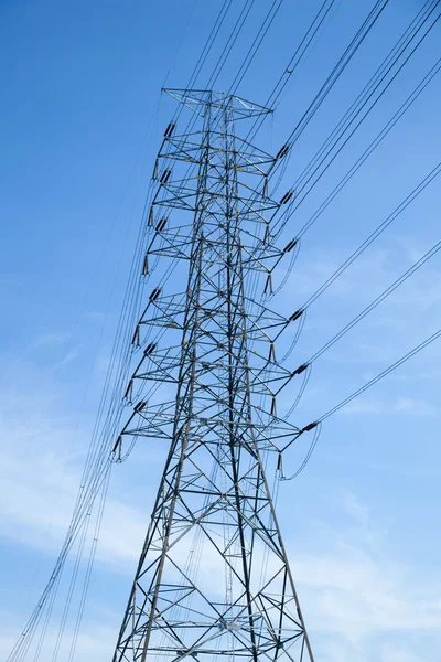 Torres de alto voltaje . — Foto de Stock