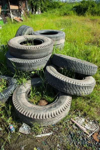 Staré pneumatiky. — Stock fotografie