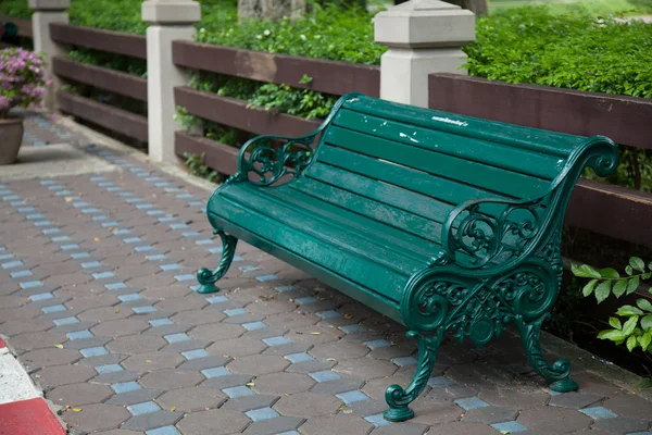 Židle na lavičce v parku. — Stock fotografie