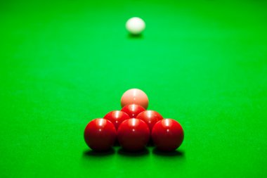 Bilardo topları bir tablo.