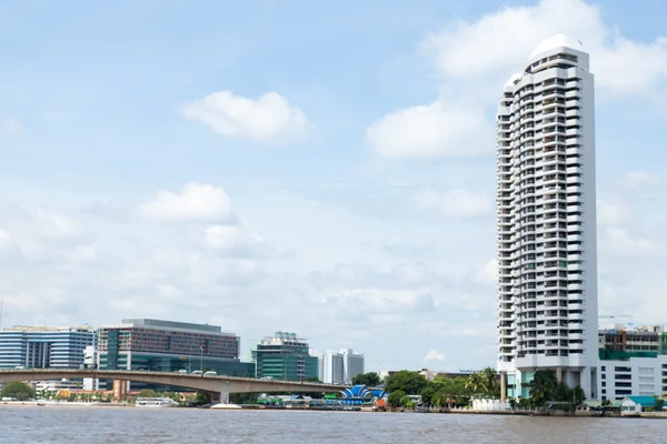 Buildings along the river. — Stock Photo, Image