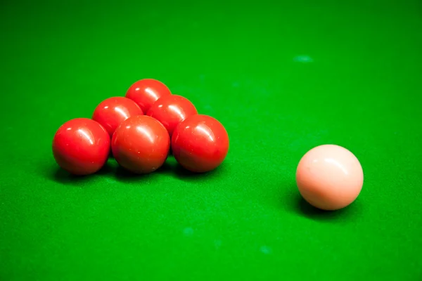 Snooker ballen op een tafel. — Stockfoto