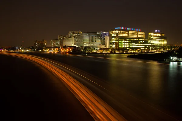 病院および川. — ストック写真