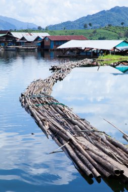 suyun içinde yuvarlanan köprü.