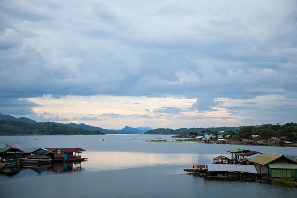 Flottar i vattnet. — Stockfoto