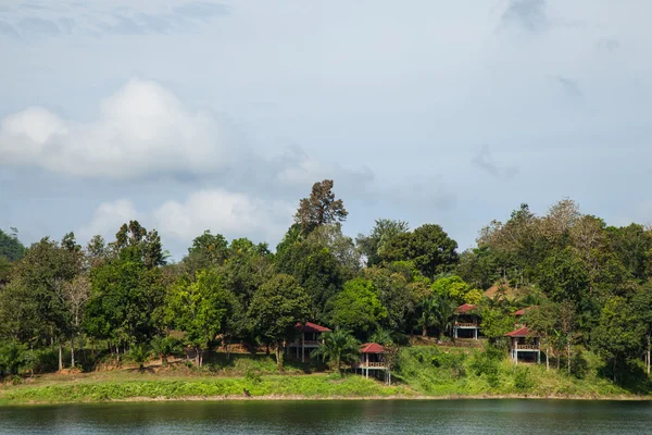 Resort se nachází u řeky. — Stock fotografie