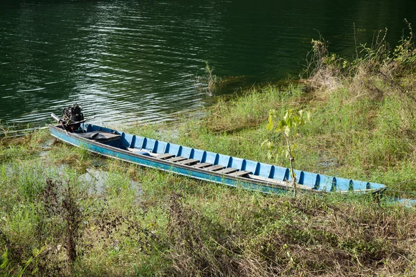 Barco atracado na margem do rio . — Fotografia de Stock