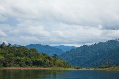 gökyüzü, dağlar ve ırmaklar.