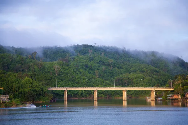 Puente sobre el río. — Foto de Stock