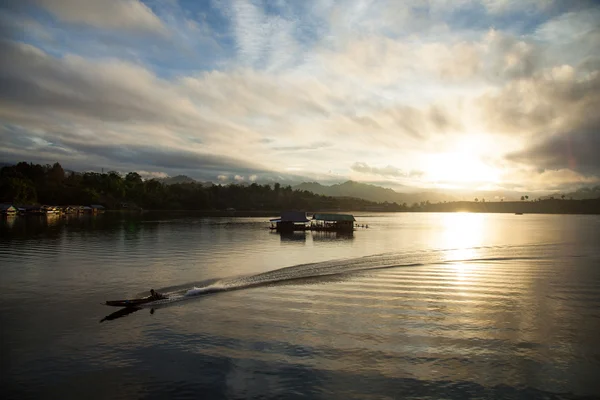 Vlot in de rivier. — Stockfoto