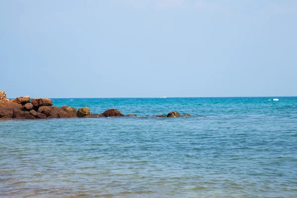 Rochers dans la mer. — Photo