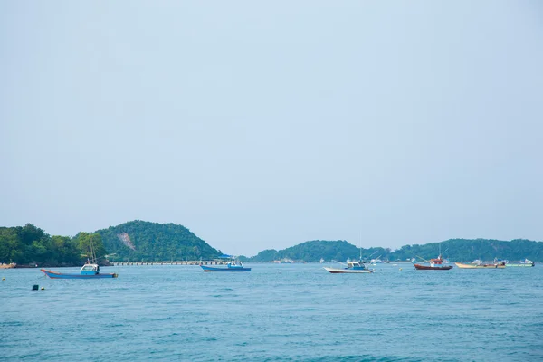 Petit bateau amarré en mer . — Photo