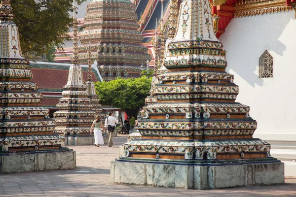 Tapınakta yürüyüş traveler. — Stok fotoğraf