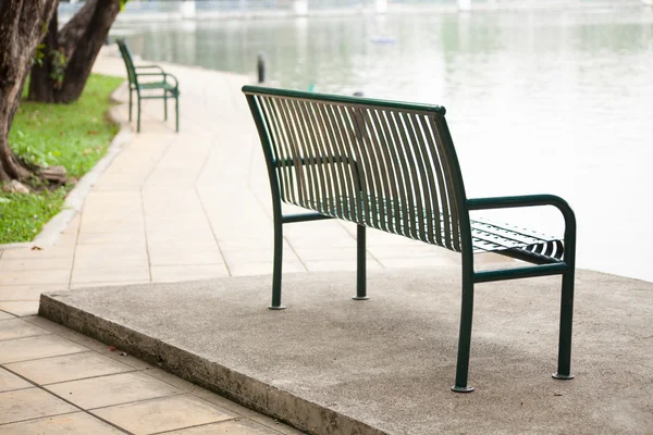 Bänkar vid poolen — Stockfoto