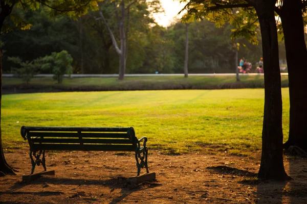 Banco no parque. — Fotografia de Stock