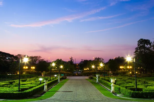 Park in de buurt van schemering. — Stockfoto