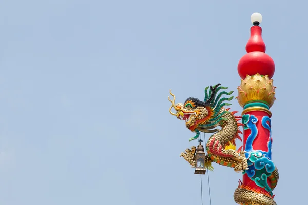 Pilar estatua de un dragón . — Foto de Stock