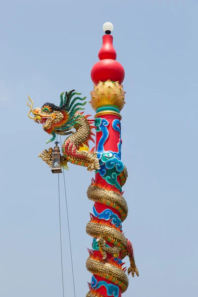 Statue en pilier d'un dragon . — Photo