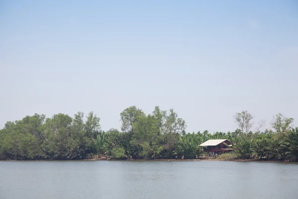 Casa a lo largo del río . — Foto de Stock